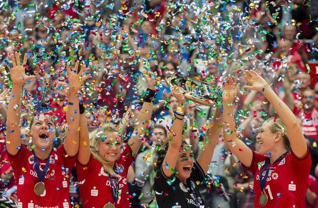 Volleyball, Damen, 1. Bundesliga, Saison 2015 2016, Play-Off Finale, Dresdner SC (DSC) - Allianz MTV Stuttgart, Montag (02.05.2016), Margon Arena, Dresden. Dresdens v.l. Kristina Mikhailenko, Laura Dijkema, Myrthe Schoot und Whitney Little jubeln mit Meisterschale nach dem Sieg der Deutschen Meisterschaft. RM001