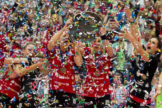 Volleyball, Damen, 1. Bundesliga, Saison 2015 2016, Play-Off Finale, Dresdner SC (DSC) - Allianz MTV Stuttgart, Montag (02.05.2016), Margon Arena, Dresden. Dresdens v.l. Katharina Schwabe, Lisa Stock, Kristina Mikhailenko, Laura Dijkema und Myrthe Schoot jubeln mit Meisterschale nach dem Sieg der Deutschen Meisterschaft. RM001