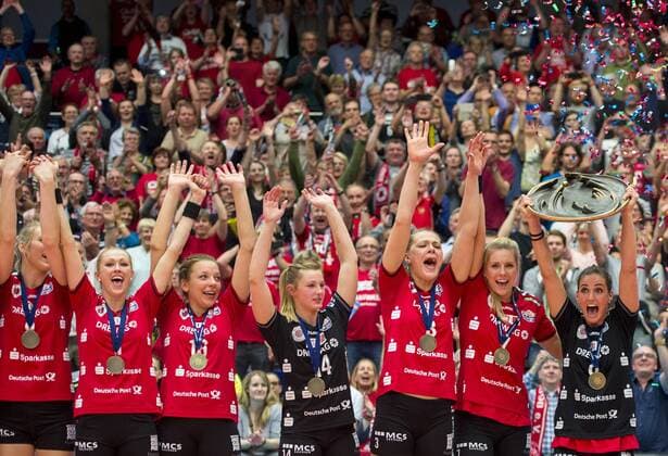 Volleyball, Damen, 1. Bundesliga, Saison 2015 2016, Play-Off Finale, Dresdner SC (DSC) - Allianz MTV Stuttgart, Montag (02.05.2016), Margon Arena, Dresden. Dresdens v.l. Louisa Lippmann, Mareike Hindriksen, Katharina Schwabe, Lisa Stock, Kristina Mikhailenko, Laura Dijkema, Myrthe Schoot jubeln mit Meisterschale nach dem Sieg der Deutschen Meisterschaft. RM001