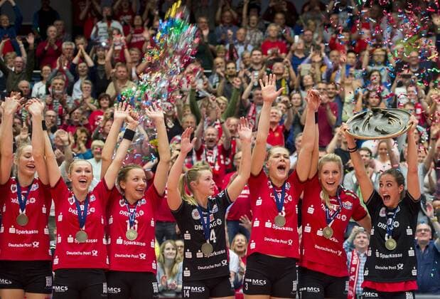 Volleyball, Damen, 1. Bundesliga, Saison 2015 2016, Play-Off Finale, Dresdner SC (DSC) - Allianz MTV Stuttgart, Montag (02.05.2016), Margon Arena, Dresden. Dresdens v.l. Louisa Lippmann, Mareike Hindriksen, Katharina Schwabe, Lisa Stock, Kristina Mikhailenko, Laura Dijkema, Myrthe Schoot jubeln mit Meisterschale nach dem Sieg der Deutschen Meisterschaft. RM001