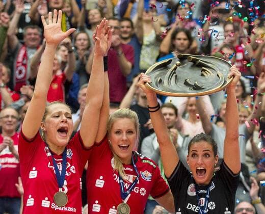 Volleyball, Damen, 1. Bundesliga, Saison 2015 2016, Play-Off Finale, Dresdner SC (DSC) - Allianz MTV Stuttgart, Montag (02.05.2016), Margon Arena, Dresden. Dresdens v.l. Kristina Mikhailenko, Laura Dijkema, Myrthe Schoot jubeln mit Meisterschale nach dem Sieg der Deutschen Meisterschaft. RM001