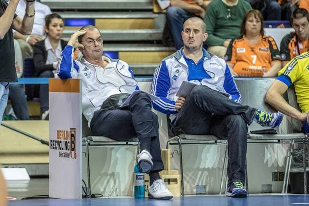 Stelian Moculescu (VfB Trainer) mit Bogten Tanzes (VfB Co-Trainer) merkt, dass das Spiel an die Berliner geht GER, Berlin Recycling Volleys, Volleyball, Bundesliga, Finale, Play-Off, 3. Spiel, DVL, Saison 2015 2016, 01.05.2016, Max-Schmeling-Halle, BR Volleys - VfB Friedrichshafen