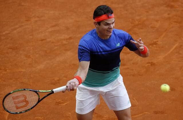 Canadian tennis player Milos Raonic returns the ball to Ukrainian Aleksandr Dolgopolov during their Mutua Madrid Open tennis tournament second round match at the Caja Magica Tennis Center in Madrid, Spain, 03 May 2016. The Mutua Madrid Open runs from 29 April until 08 May 2016. Aleksandr Dolgopolov vs Milos Raonic !ACHTUNG: NUR REDAKTIONELLE NUTZUNG!  20160503-635979017190323559
