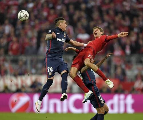 03.05.2016, Fussball UEFA Champions League 2015 2016, Halbfinale, Rückspiel, FC Bayern München - Atletico Madrid, in der Allianz-Arena München, v.li: Jose Maria Gimenez (Atletico Madrid) gegen Thomas Müller (FC Bayern München). 