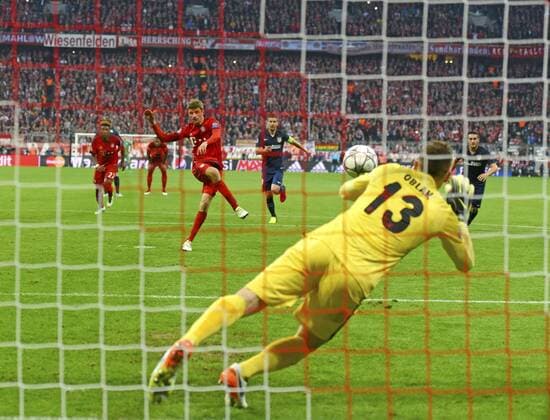 Themen der Woche - SPORT Bilder des Tages - SPORT 03.05.2016, Fussball UEFA Champions League 2015 2016, Halbfinale, Rückspiel, FC Bayern München - Atletico Madrid, in der Allianz-Arena München, Torwart Jan Oblak (re, Atletico Madrid) fängt den Elfmeter von Thomas Müller (FC Bayern München). 