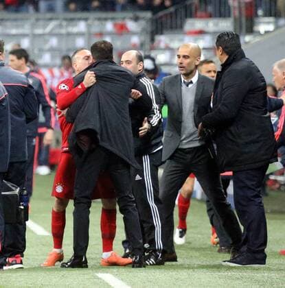 FC Bayern München - Atletico Madrid Deutschland, München, 03.05.2016, Fussball, UEFA Champions League, Saison 2015 2016, Halbfinale, Rückspiel, FC Bayern München - Atletico Madrid: v.l. Franck Ribery (FC Bayern München), Diego Simeone (Trainer Atletico Madrid), Pep Guardiola (Trainer FC Bayern München).
