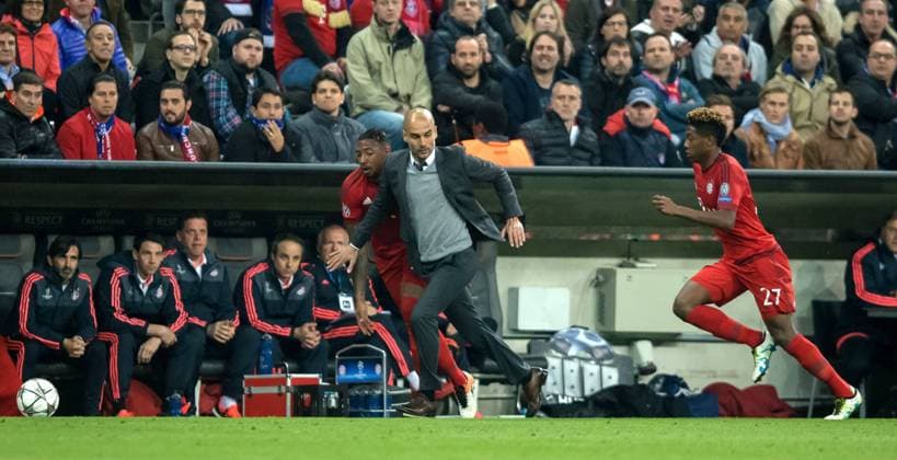 Themen der Woche - SPORT 3. Mai 2016: Muenchen, Allianz Arena: Fussball UEFA Champions League, Halbfinale: FC Bayern Muenchen - Atletico Madrid: Muenchens Jerome Boateng (hinten), Trainer Pep Guardiola (M) und David Alaba laufen dem Ball hinterher.