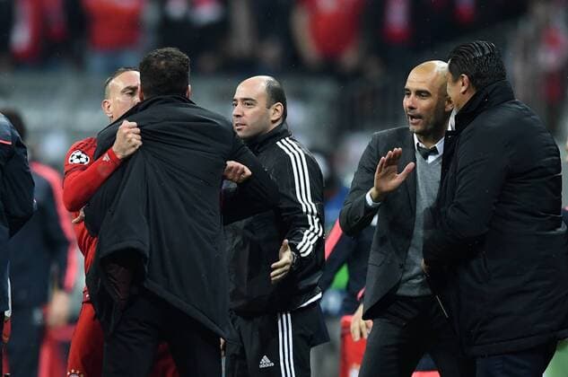 FUSSBALL CHAMPIONS LEAGUE SAISON 2015 2016 HALBFINALE RUECKSPIEL FC Bayern Muenchen - Atletico Madrid 03.05.2016 Franck Ribery (FC Bayern Muenchen) und Trainer Diego Simeone (Atletico Madrid) gehen sich an den Kragen. Auch Trainer Pep Guardiola (re) hat einen Diskussionspartner gefunden 