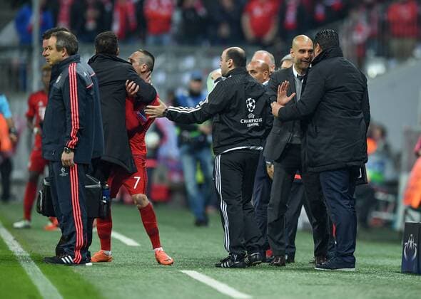 FUSSBALL CHAMPIONS LEAGUE SAISON 2015 2016 HALBFINALE RUECKSPIEL FC Bayern Muenchen - Atletico Madrid 03.05.2016 Franck Ribery (FC Bayern Muenchen) und Trainer Diego Simeone (Atletico Madrid) gehen sich an den Kragen. Auch Trainer Pep Guardiola (re) hat einen Diskussionspartner gefunden 