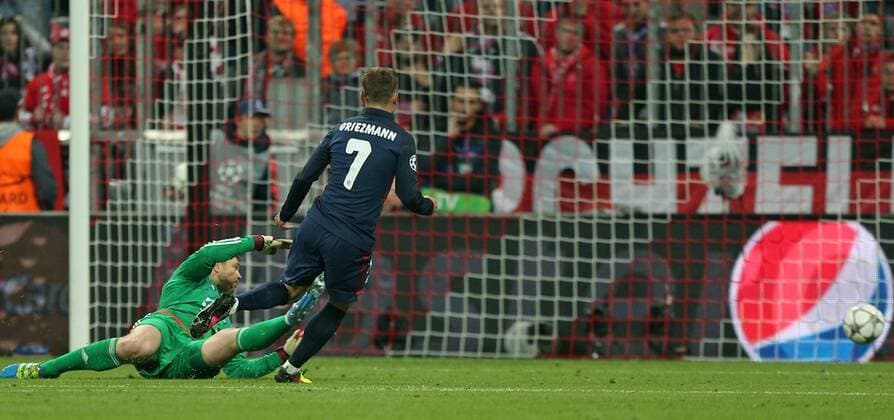 Themen der Woche - SPORT Bilder des Tages - SPORT SOCCER - CL, Bayern vs Atletico MUNICH,GERMANY,03.MAY.16 - SOCCER - UEFA Champions League, semifinal, FC Bayern Muenchen vs Atletico Madrid. Image shows Manuel Neuer (Bayern) and Antoine Griezmann (Atletico). Keywords: goal. GEPAxpictures xThomasxBachun