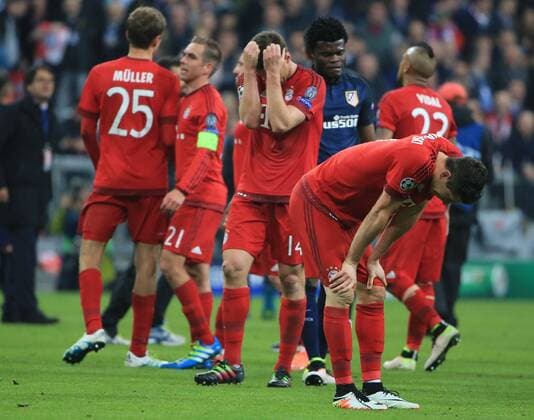03.05.2016, CL Halbfinale, FC Bayern München vs Atletico Madrid, Allianz Arena, im Bild: Thomas Mueller (FCB), Philipp Lahm (FCB), Xabi Alonso (FCB) , Franck Ribery (FCB) und Robert Lewandowski (FCB) wollen es nicht wahr haben