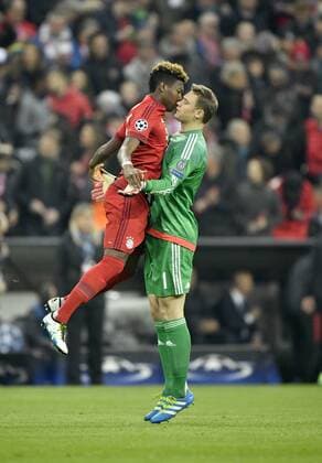 Torwart Manuel Neuer FC Bayern München (rechts) und David Alaba FC Bayern München vor dem Spiel Abklatschen Mutmachen FC Bayern München FCB vs Atletico Madrid UEFA Champions-League CL Halbfinale Rückspiel Saison 2015 2016 München Allianz Arena 03.05.2016 FC Bayern München FCB vs Atletico Madrid