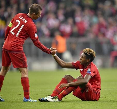 Enttäuschung nach dem Spiel bei David Alaba FC Bayern München (rechts) Philipp Lahm FC Bayern München hilft ihm auf Fairplay FC Bayern München FCB vs Atletico Madrid UEFA Champions-League CL Halbfinale Rückspiel Saison 2015 2016 München Allianz Arena 03.05.2016 FC Bayern München FCB vs Atletico Madrid
