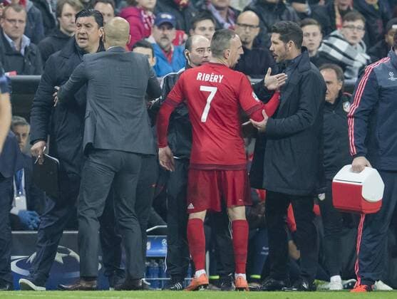 Fußball, Champions League, Bayern München - Atletico Madrid, Rangelei am Spielfeldrand Franck RIBERY, FCB 7 Diego SIMEONE, Atletico Trainer Aggression, aggressiv, Verhalten, Emotion, unsportlich, Streit, streiten Trainer Cheftrainer Pep GUARDIOLA (FCB) FC BAYERN MUENCHEN - ATLETICO MADRID 2-1 Semifinal, Football UEFA Champions League, Muenchen, 03.05.2016 CL Saison 2015 2016