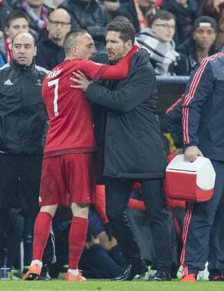 Fußball, Champions League, Bayern München - Atletico Madrid, Rangelei am Spielfeldrand Franck RIBERY, FCB 7 Diego SIMEONE, Atletico Trainer Aggression, aggressiv, Verhalten, Emotion, unsportlich, Streit, streiten Trainer Cheftrainer Pep GUARDIOLA (FCB) FC BAYERN MUENCHEN - ATLETICO MADRID 2-1 Semifinal, Football UEFA Champions League, Muenchen, 03.05.2016 CL Saison 2015 2016
