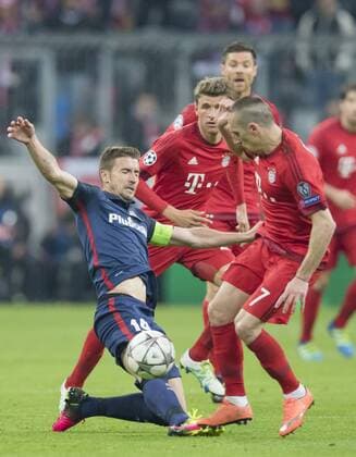 GABI, Atletico 14 Zweikampf , Aktion um den Ball gegen Franck RIBERY, FCB 7 Thomas MUELLER, MÜLLER, FCB 25 Xabi ALONSO, FCB 14 FC BAYERN MUENCHEN - ATLETICO MADRID 2-1 Semifinal, Football UEFA Champions League, Muenchen, 03.05.2016 CL Saison 2015 2016