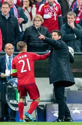 03.05.2016, Allianz Arena, Muenchen, GER, UEFA CL, FC Bayern Muenchen vs Atletico Madrid, Halbfinale, Rueckspiel, im Bild Philipp Lahm (FC Bayern Muenchen), Trainer Diego Simeone (Atletico Madrid) Philipp Lahm (FC Bayern Muenchen) Trainer Diego Simeone (Atletico Madrid) during the UEFA Champions League semi Final, 2nd Leg match between FC Bayern Munich and Atletico Madrid at the Allianz Arena in Muenchen, Germany on 2016 05 03. Muenchen EP_fei