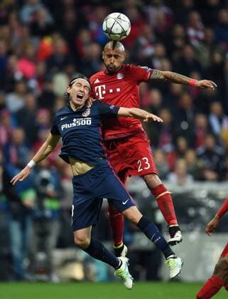FUSSBALL CHAMPIONS LEAGUE SAISON 2015 2016 HALBFINAL RUECKSPIEL FC Bayern Muenchen - Atletico Madrid 03.05.2016 Arturo Vidal (re, FC Bayern Muenchen)gegen Filipe Luis (li, Atletico Madrid) 