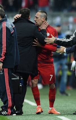 Fußball, Champions League, Bayern München - Atletico Madrid, Rangelei am Spielfeldrand FUSSBALL CHAMPIONS LEAGUE SAISON 2015 2016 HALBFINAL RUECKSPIEL FC Bayern Muenchen - Atletico Madrid 03.05.2016 Franck Ribery (re, FC Bayern Muenchen) und Trainer Diego Simeone (li, Atletico Madrid) gehen sich an den Kragen. 