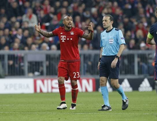 V.li. Arturo Vidal (Bayern) beschwert sich bei Schiedsrichter über Zeitspiel von Madrid . FC Bayern München-Atletico Madrid . München, GER, 03.05.2016, Halbfinale Rückspiel, Fussball-Champions League 2015-2016 .