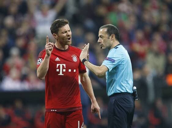 V.li. Xabi Alonso (Bayern) hadert mit dem Schiedsrichter Cüneyt Cakir (TUR) . FC Bayern München-Atletico Madrid . München, GER, 03.05.2016, Halbfinale Rückspiel, Fussball-Champions League 2015-2016 .
