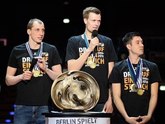Volleyball, Herren, Saison 2015 16, Bundesliga, Saisonabschlussfeier BR Volleys, v. l. Felix Fischer (No. 6, Berlin Recycling Volleys), Robert Kromm (No. 3, Berlin Recycling Volleys), Erik Shoji (No. 2, Berlin Recycling Volleys) mit Meisterschale, 03.05.16,