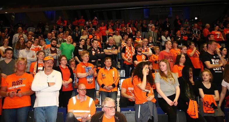 Volleyball, Herren, Saison 2015 16, Bundesliga, Saisonabschlußfeier BR Volleys, jubelnde Fans der BR Volleys in der Max-Schmeling-Halle, 03.05.16,