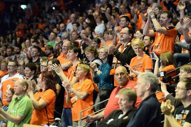 Volleyball, Herren, Saison 2015 16, Bundesliga, Saisonabschlußfeier BR Volleys, jubelnde Fans der BR Volleys in der Max-Schmeling-Halle, 03.05.16,