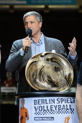 Volleyball, Herren, Saison 2015 16, Bundesliga, Saisonabschlußfeier BR Volleys, Kaweh Niroomand (mi.), Manager und Geschäftsführer der BR Volleys, gibt einen Ausblick auf die kommende Saison, 03.05.16,