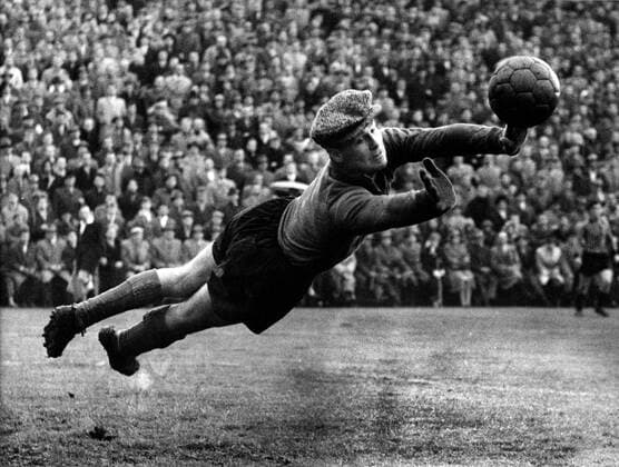 Bilder des Tages - SPORT Fritz Herkenrath (Rot-Weiß Essen) Aufn. 6.11.1960 in Aktion HM