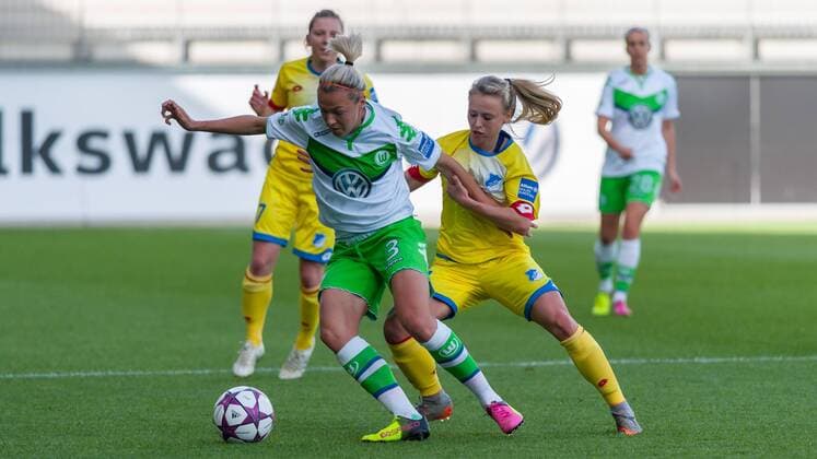 v.li.: Zsanett Jakabfi (VfL Wolfsburg, 3) im Zweikampf mit Judith Steinert (TSG 1899 Hoffenheim, 19), Fussball, Allianz Frauen-Bundesliga, VfL Wolfsburg - TSG 1899 Hoffenheim, xobx