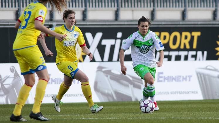 Fußball, Allianz Frauen Bundesliga, VfL Wolfsburg - TSG 1899 Hoffenheim; v.l. Christine Schneider (Hoffenheim, 8), Ramona Bachmann (Wolfsburg, 19). xtgx