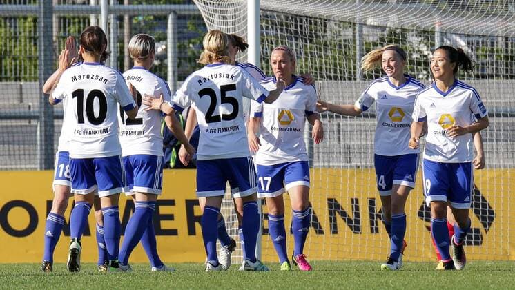 Die Spielerinnen des 1. FFC Frankfurt jubeln mit Torschützin Mandy Islacker (Frankfurt, 17) über das frühe 1:0, Jubel, Torjubel, Torerfolg, celebrate the goal, goal, celebration, Jubel ueber das Tor, optimistisch, Action, Aktion, Fussball, Allianz Frauen-Bundesliga, 1. FFC Frankfurt - FF USV Jena, xozx