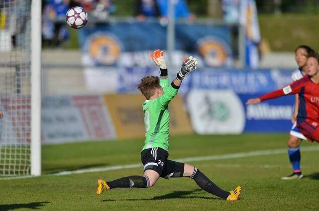 Bilder des Tages - SPORT 04.05.2016, xmhx, Fussball 1.Bundesliga Damen, 1.FFC Frankfurt - USV Jena, emspor, v.l. Mandy Islacker (1. FFC Frankfurt) erzielt ein Tor, Goal scored zum 1:0, ueberwindet Vanessa Fischer (FF USV Jena) Frankfurt am Main