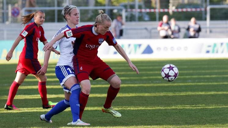v.li.: Sophie Schmidt (Frankfurt, 12), Kathrin-Julia Hendrich (Kathi Hendrich, Frankfurt, 4), Zweikampf, Duell, duel, tackle, tackling, Dynamik, Action, Aktion, Fussball, Allianz Frauen-Bundesliga, 1. FFC Frankfurt - FF USV Jena, xozx