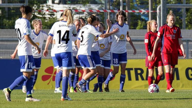 Spielerinnen des 1. FFC Frankfurt jubeln mit Torschützin Kerstin Garefrekes (Frankfurt, 18, rechts) über das 3:0, Jubel, Torjubel, Torerfolg, celebrate the goal, goal, celebration, Jubel ueber das Tor, optimistisch, Action, Aktion, Fussball, Allianz Frauen-Bundesliga, 1. FFC Frankfurt - FF USV Jena, xozx