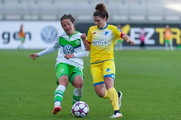 v.li.: Vanessa Bernauer (VfL Wolfsburg, 18) im Zweikampf mit Lina Bürger (Burger, Buerger, TSG 1899 Hoffenheim, 14), Fussball, Allianz Frauen-Bundesliga, VfL Wolfsburg - TSG 1899 Hoffenheim, xobx