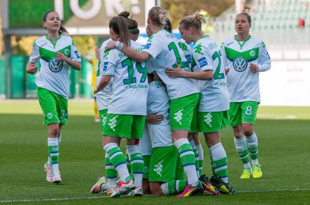 Die Spielerinnen des VfL Wolfsburg mit Torjubel, Jubel, Freude über das Tor zum 3:0, Fussball, Allianz Frauen-Bundesliga, VfL Wolfsburg - TSG 1899 Hoffenheim, xobx