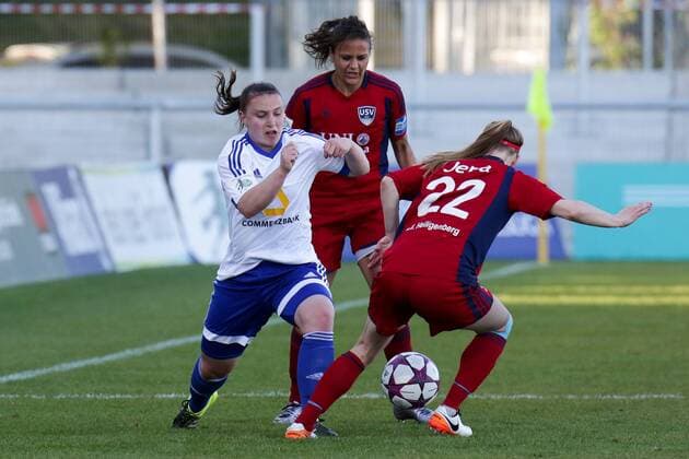 v.li.: Julia Matuschewski (Frankfurt, 29), Amber Hearn (Jena, 10), Claudia van den Heiligenberg (Jena, 22), Zweikampf, Duell, duel, tackle, tackling, Dynamik, Action, Aktion, Fussball, Allianz Frauen-Bundesliga, 1. FFC Frankfurt - FF USV Jena, xozx