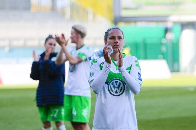 Fußball, Allianz Frauen Bundesliga, VfL Wolfsburg - TSG 1899 Hoffenheim; Babett Peter (Wolfsburg, 8) bedankt sich bei Fans, Dank, bedanken, feiern. xtgx