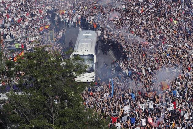 Bilder des Tages - SPORT Real Madrid s supporers cheer up the arrival of team s bus in their way to Santiago Bernabeu s stadium before the UEFA Champions league second leg semifinal match beween Real Madrid and Manchester City in Madrid, Spain, 04 May 2016. Real Madrid vs Manchester City !ACHTUNG: NUR REDAKTIONELLE NUTZUNG!  20160504-635979881284844352