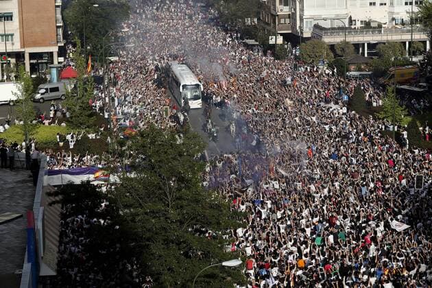 Real Madrid s supporers cheer up the arrival of team s bus in their way to Santiago Bernabeu s stadium before the UEFA Champions league second leg semifinal match beween Real Madrid and Manchester City in Madrid, Spain, 04 May 2016. Real Madrid vs Manchester City !ACHTUNG: NUR REDAKTIONELLE NUTZUNG!  20160504-635979881335544352