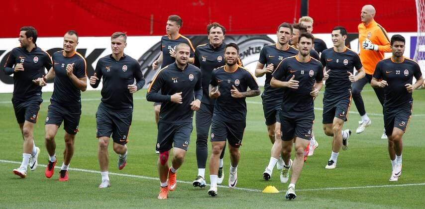FC Shakhtar Donetsk s players warm up during the training of the team held at Sanchez Pizjuan stadium in Seville, Andalusia, Spain on 04 May 2016. Sevilla CF will face FC Shakhtar Donetsk in a Europa League semifinals second leg soccer match the upcoming 05 May. FC Shakhtar Donetsk s training !ACHTUNG: NUR REDAKTIONELLE NUTZUNG!  20160504-635979898249601735