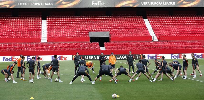 FC Shakhtar Donetsk s players warm up during the training of the team held at Sanchez Pizjuan stadium in Seville, Andalusia, Spain on 04 May 2016. Sevilla CF will face FC Shakhtar Donetsk in a Europa League semifinals second leg soccer match the upcoming 05 May. FC Shakhtar Donetsk s training !ACHTUNG: NUR REDAKTIONELLE NUTZUNG!  20160504-635979898878905735