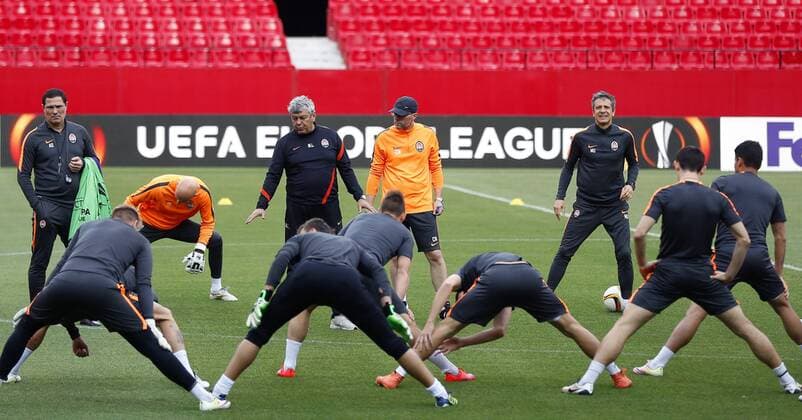 FC Shakhtar Donetsk s, Rumania head coach Mircea Lucescu (4L) during the training of the team held at Sanchez Pizjuan stadium in Seville, Andalusia, Spain on 04 May 2016. Sevilla CF will face FC Shakhtar Donetsk in a Europa League semifinals second leg soccer match the upcoming 05 May. FC Shakhtar Donetsk s training !ACHTUNG: NUR REDAKTIONELLE NUTZUNG!  20160504-635979915102543735
