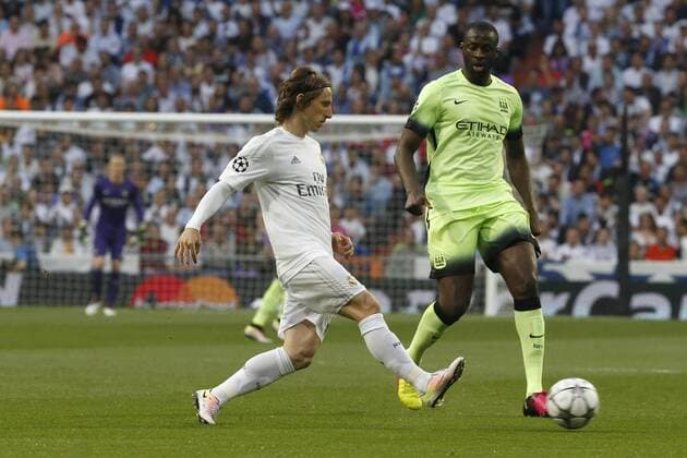 Real Madrid s Croatian midfielder Luka Modric (L) and Manchester City s Ivorian midfielder Yaya Toure fight for the ball during a Champions League semifinal second leg match between Real Madrid and Manchester City at Santiago Bernabeu stadium in Madrid, Spain, 4 May 2016. REAL MADRID VS MANCHESTER CITY !ACHTUNG: NUR REDAKTIONELLE NUTZUNG!  MAD004 20160504-635979927418298556