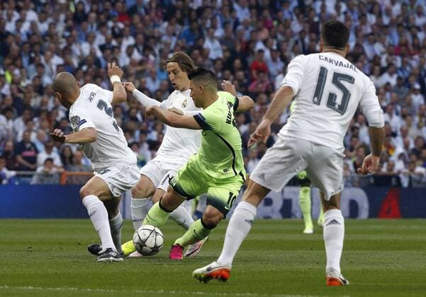 Real Madrid s players Kepler Laveran Lima Pepe (L) and Luka Modric (2L) fight for the ball with Manchester City s Argentinian forward Sergio Leonel Aguero during a Champions League semifinal second leg match between Real Madrid and Manchester City at Santiago Bernabeu stadium in Madrid, Spain, 4 May 2016. REAL MADRID VS MANCHESTER CITY !ACHTUNG: NUR REDAKTIONELLE NUTZUNG!  MAD005 20160504-635979936040358682