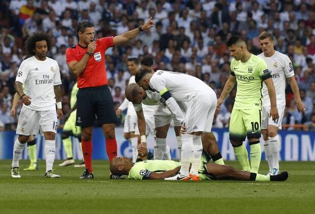 Manchester City s defense Vincent Kompany lies on the floor after getting injured during a Champions League semifinal second leg match between Real Madrid and Manchester City at Santiago Bernabeu stadium in Madrid, Spain, 4 May 2016. REAL MADRID VS MANCHESTER CITY !ACHTUNG: NUR REDAKTIONELLE NUTZUNG!  MAD006 20160504-635979936718022682