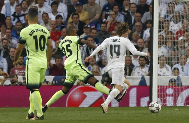 Manchester City s Brazilian midfielder Fernandinho (C) tries to avoind the advance of Real Madrid s Croatian midfielder Luka Modric during a Champions League semifinal second leg match between Real Madrid and Manchester City at Santiago Bernabeu stadium in Madrid, Spain, 4 May 2016. REAL MADRID VS MANCHESTER CITY !ACHTUNG: NUR REDAKTIONELLE NUTZUNG!  MAD013 20160504-635979940929086682