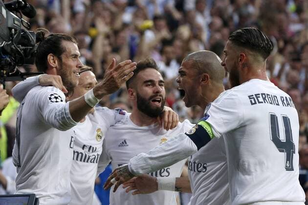 Real Madrid s Welsh striker Garteh Bale (L) celebrates the first goal for the team with his mates during a Champions League semifinal second leg match between Real Madrid and Manchester City at Santiago Bernabeu stadium in Madrid, Spain, 4 May 2016. REAL MADRID VS MANCHESTER CITY !ACHTUNG: NUR REDAKTIONELLE NUTZUNG!  MAD016 20160504-635979942925886682